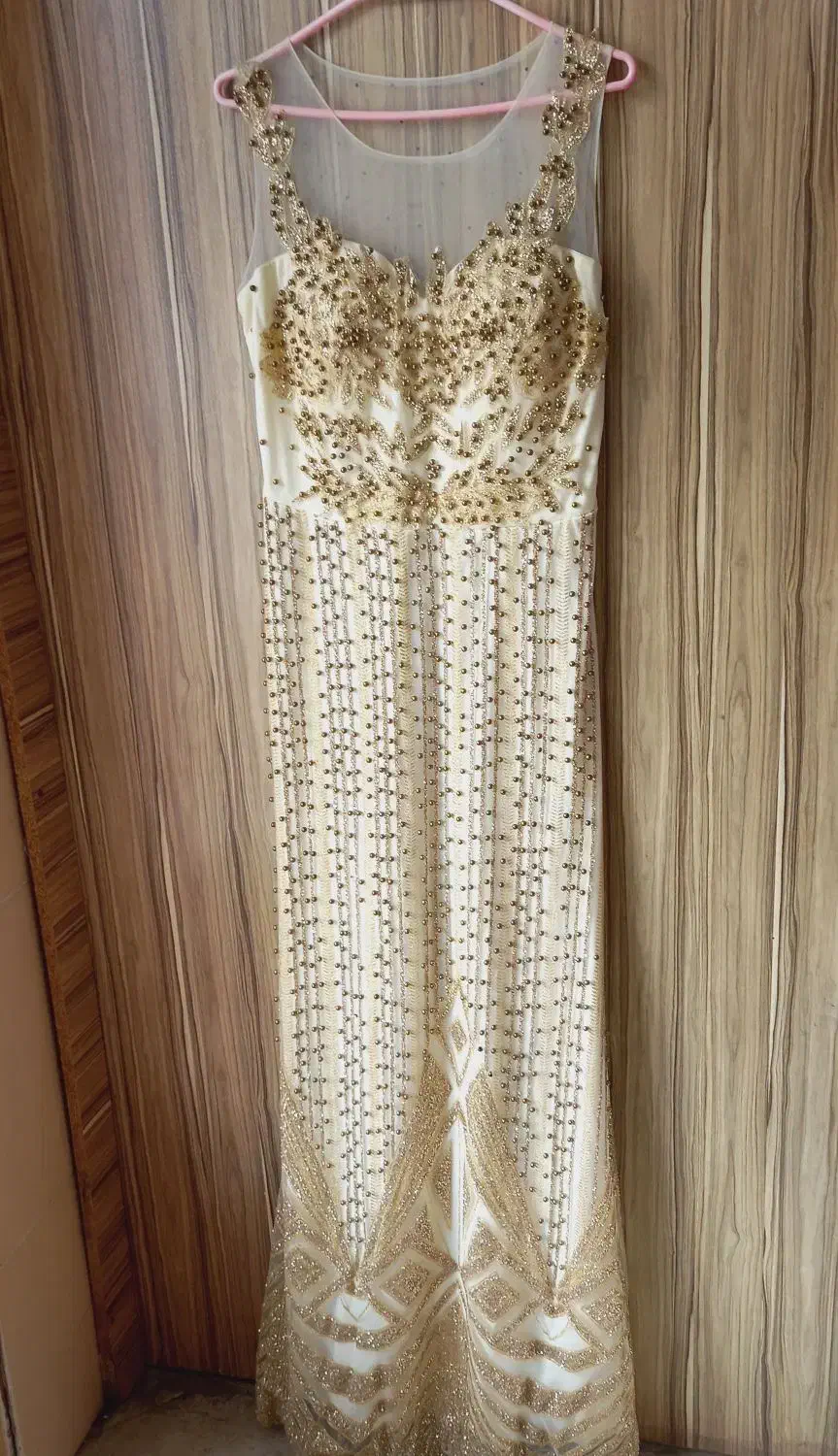 پیراهن مجلسی|لباس|ساری, |دیوار