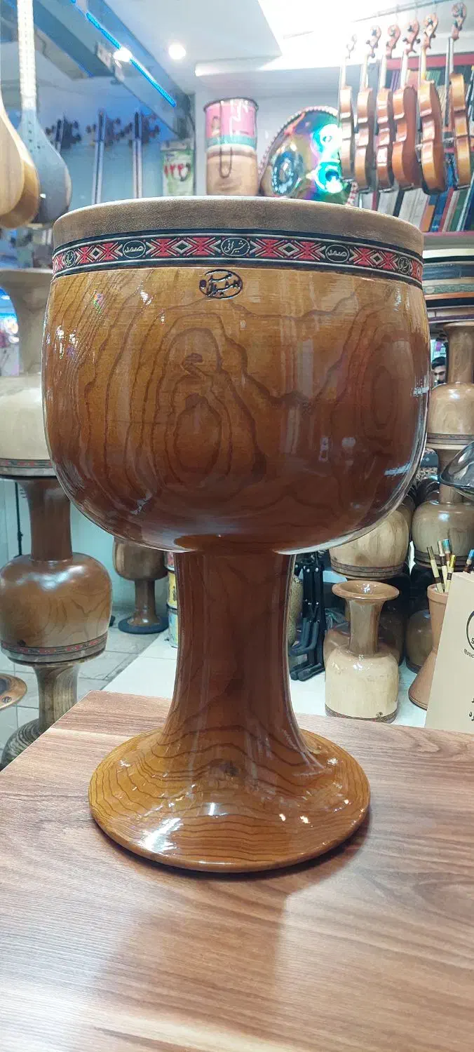 تمبک شیرانی چوب زبون گنجشک|سازهای سنتی|اصفهان, باغ نگاره|دیوار