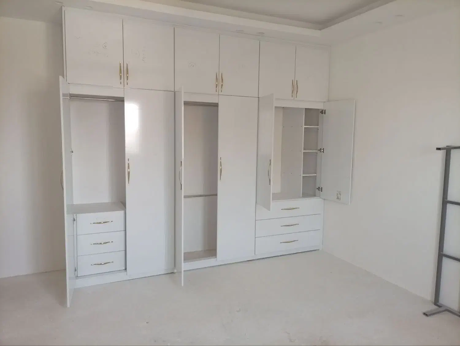 کمددیواری کد هفتادو یک دستگیره طلایی|جاکفشی، کمد، دراور|اردبیل, |دیوار