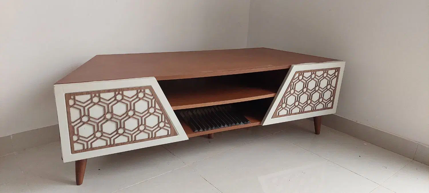 تخت با میز  و در حدآک|مبلمان خانگی و میز عسلی|کیش, |دیوار