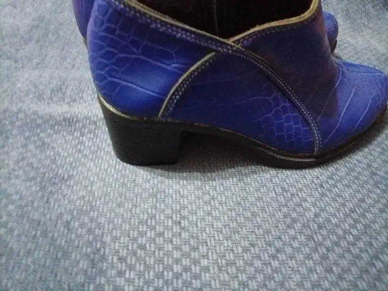 کفش|کیف، کفش، کمربند|رشت, فلسطین|دیوار