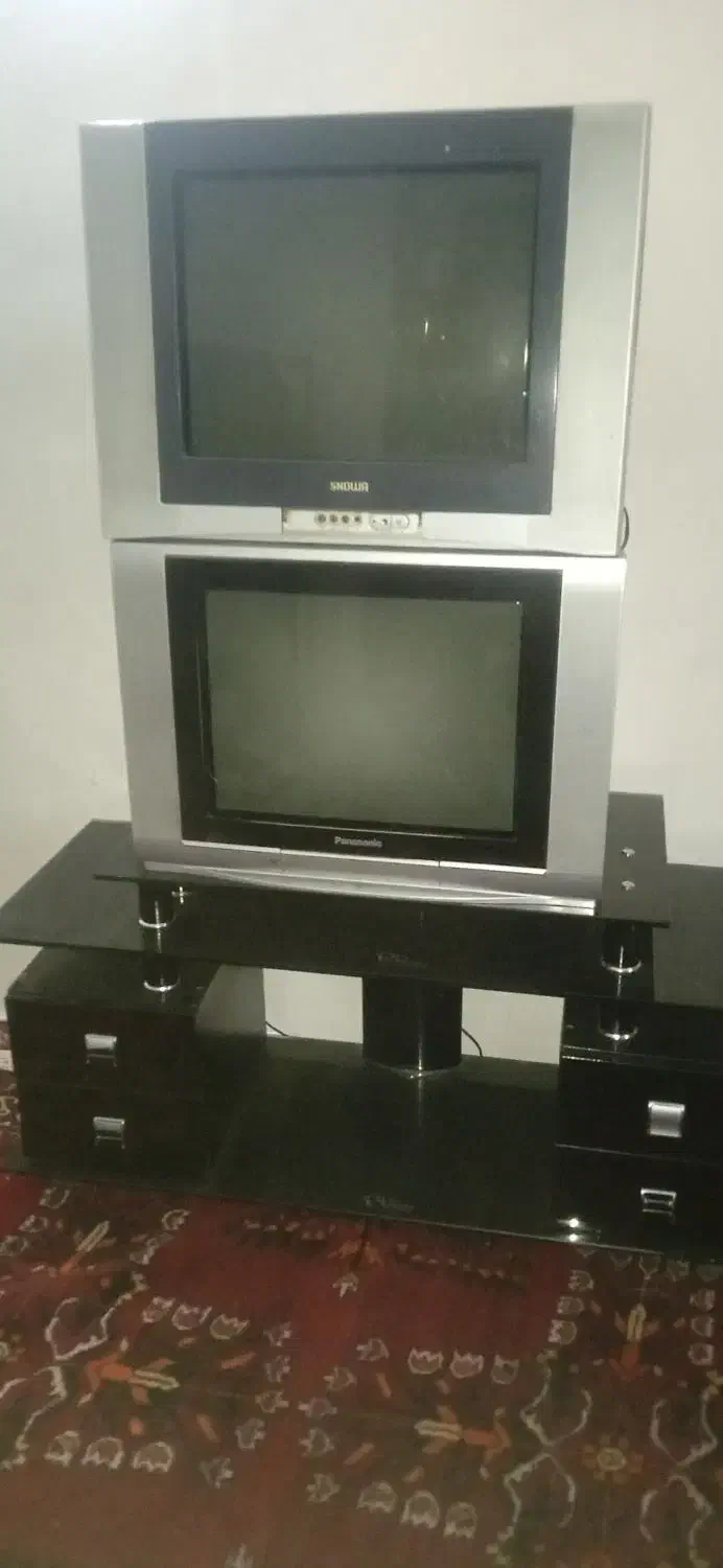 فروش ۲ عدد تلویزین ۲۱ قدیمی همراه میز شیشه ای|تلویزیون و پروژکتور|آیسک, |دیوار