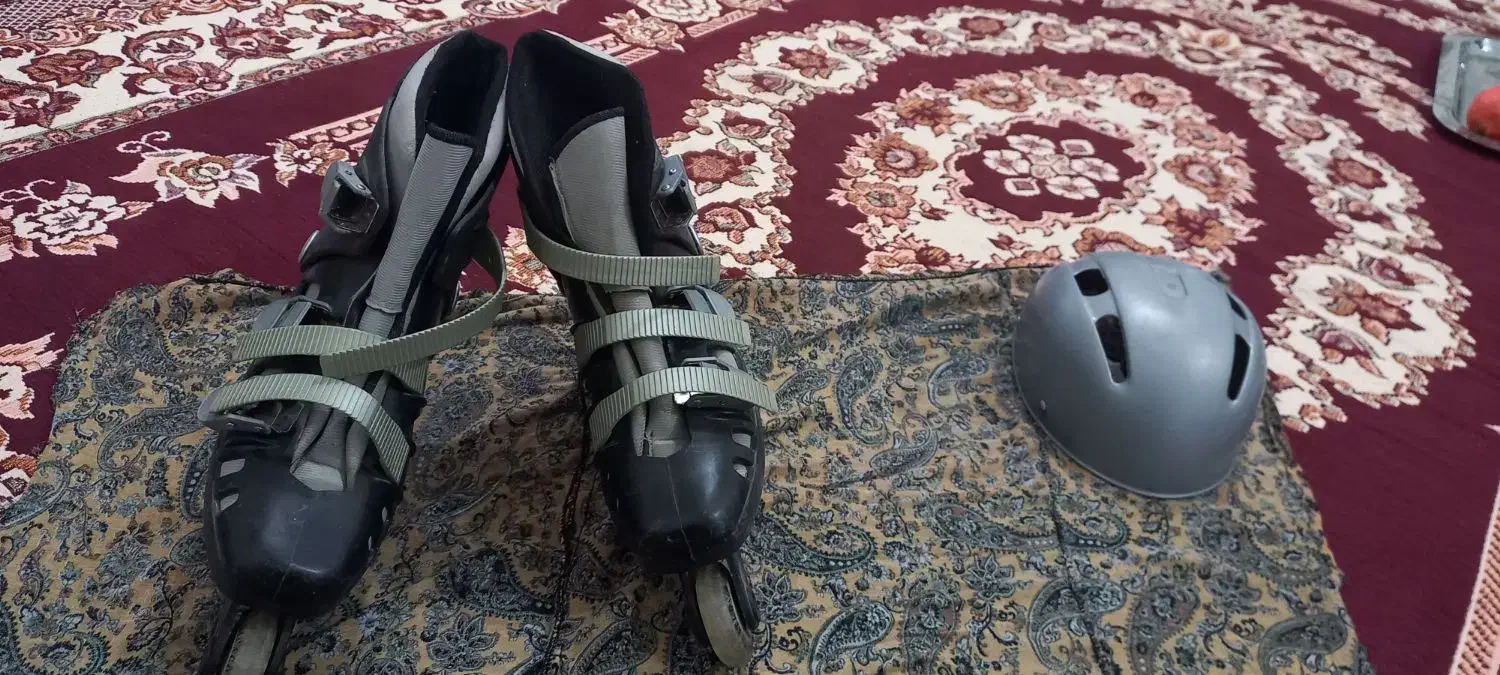 یک جفت اسکیت با زانو بند و کلاه ایمنی|دوچرخه، اسکیت، اسکوتر|سنقر, |دیوار