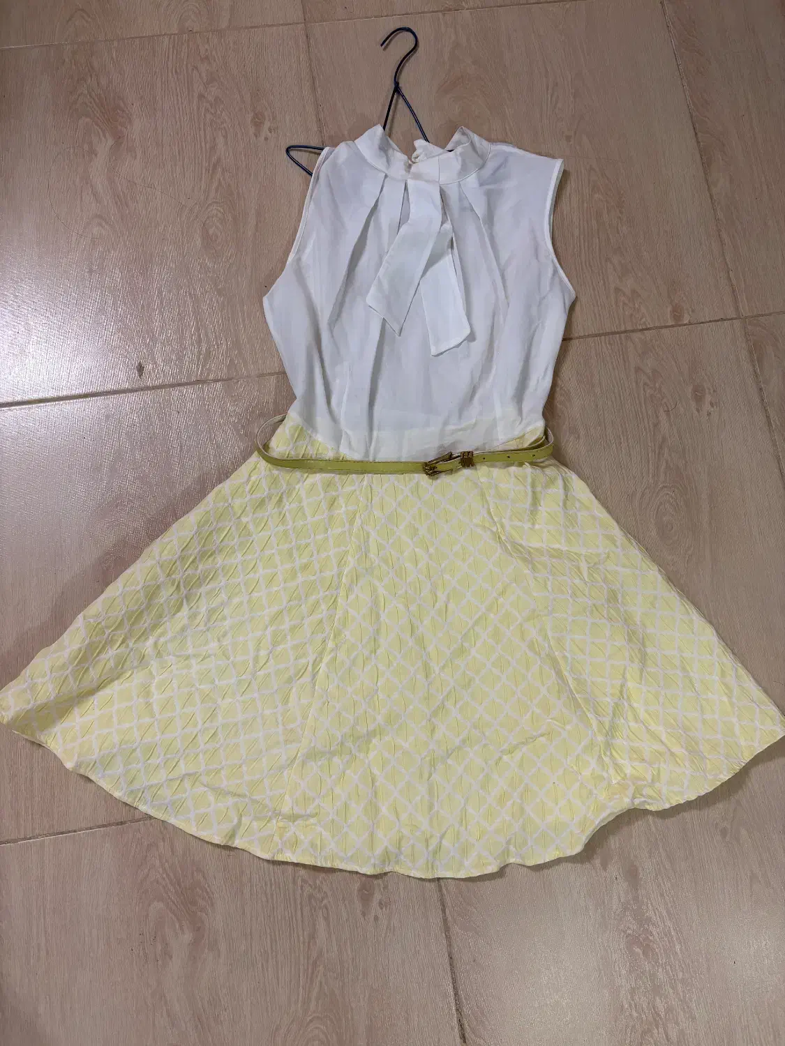 پیراهن مجلسی|لباس|ساری, |دیوار