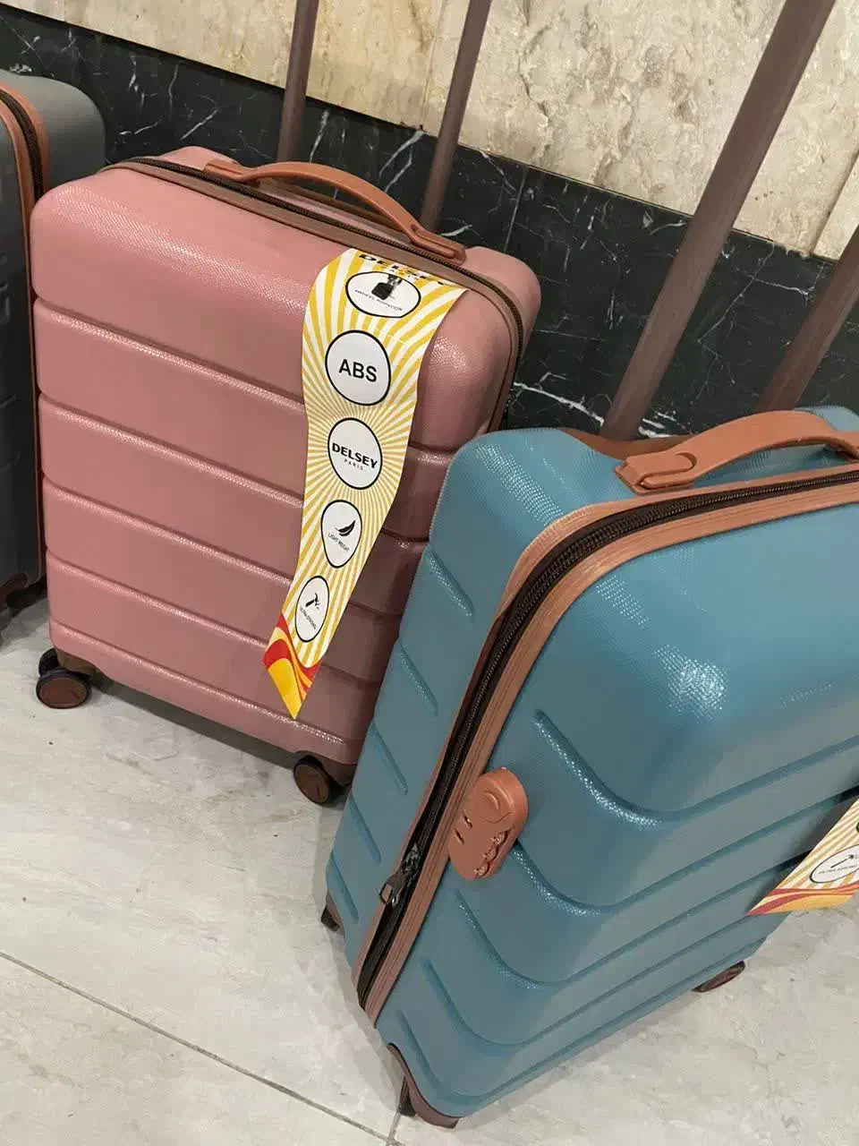 چمدان دلسی منچستر نشکن|کیف، کفش، کمربند|کرج, باغستان|دیوار