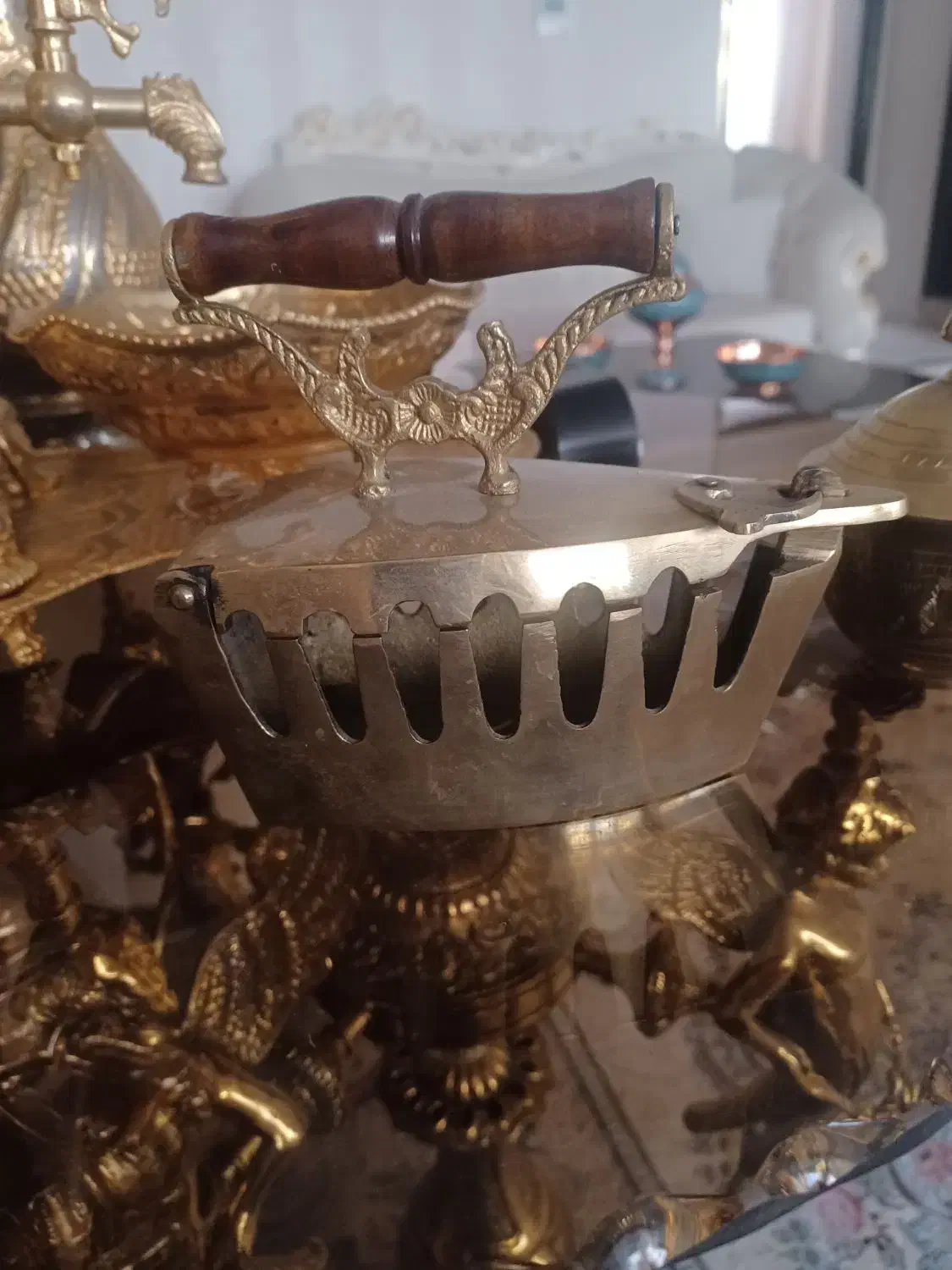 اتو زغالی برنجی|کلکسیون اشیاء عتیقه|ری, دیلمان|دیوار