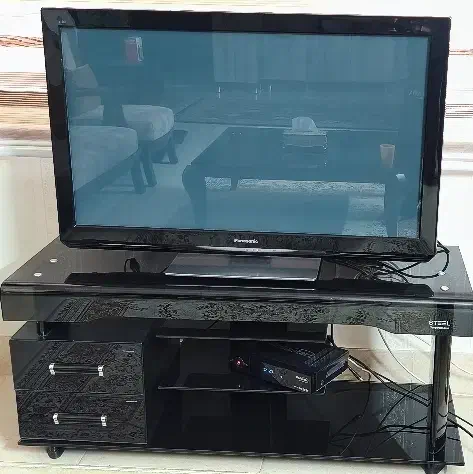 میخوام این تلویزیون با زیر تلویزیونی باهم بفروشم|تلویزیون و پروژکتور|شیراز, سفیرشمالی|دیوار