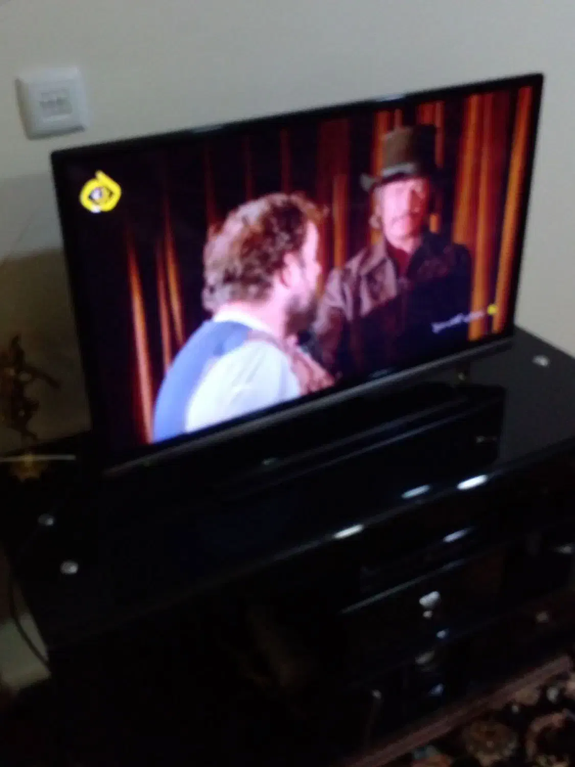 تلویزیون|تلویزیون و پروژکتور|مهاجران, |دیوار