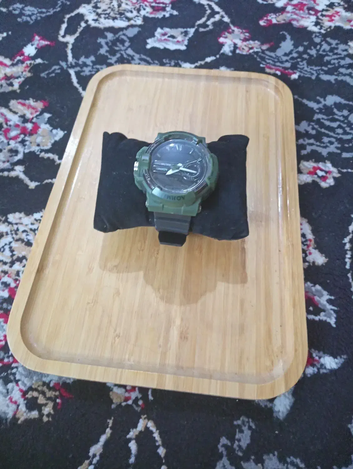 ساعت رنگ سبز برای فروش مارک|ساعت|کنار تخته و کمار, |دیوار