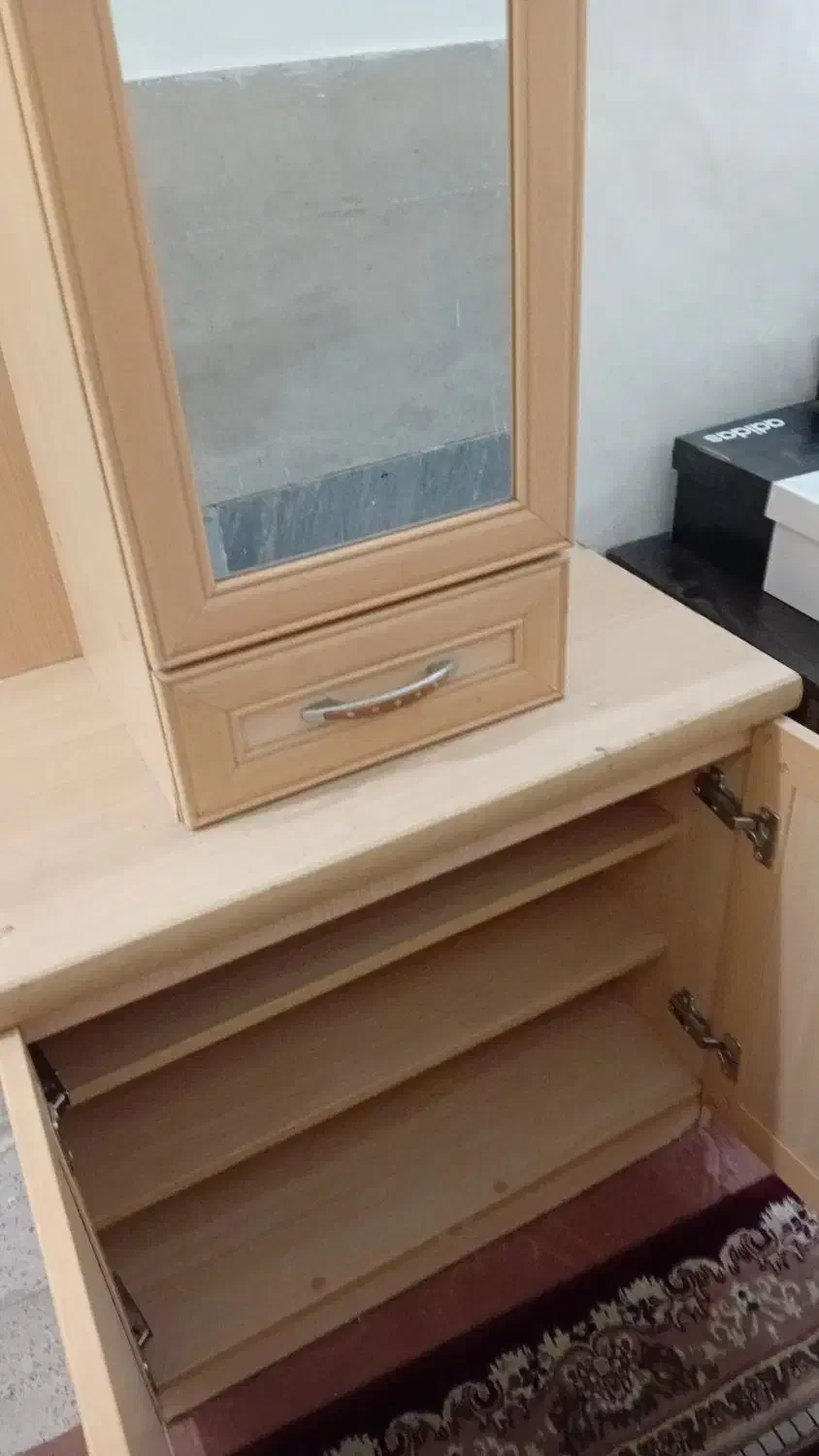 جا کفشی آینه دار و جا لباسی ۶ عدد دارد وجا ۱۲ کفش|جاکفشی، کمد، دراور|فردیس, شهرک شهید حسینی|دیوار