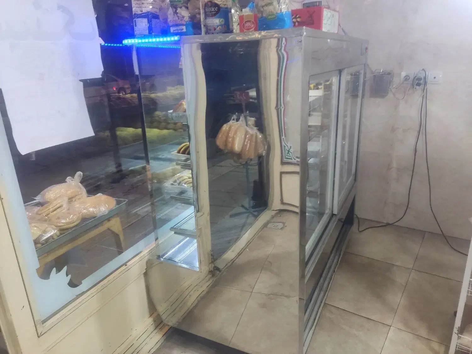 ویترین قنادی  به علت تغییر شغل|فروشگاه و مغازه|بهارستان, |دیوار