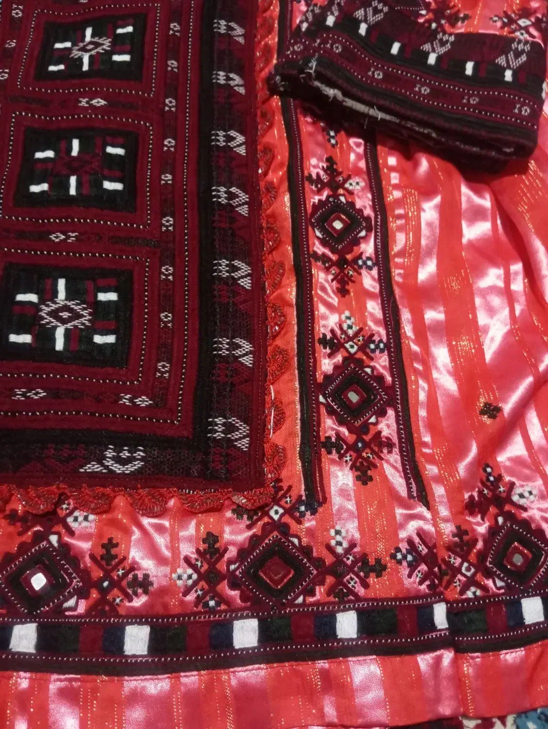 لباس مجلسی|لباس|سراوان, |دیوار