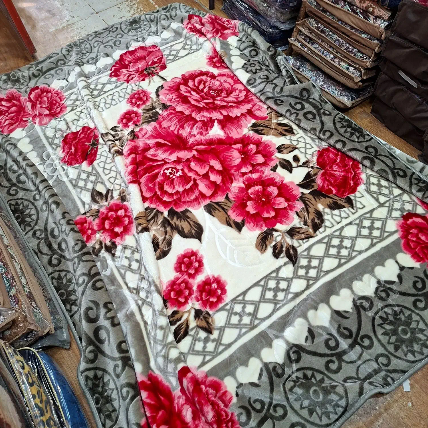 پتو دو نفره گل برجسته همراه با کاور|رختخواب، بالش، پتو|قم, وادی السلام|دیوار