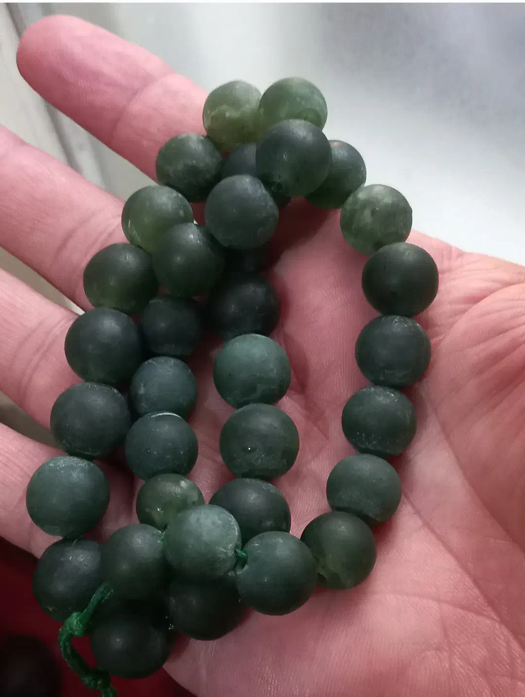 تسبیح یشم.|کلکسیون اشیاء عتیقه|شهر ری, شهادت|دیوار