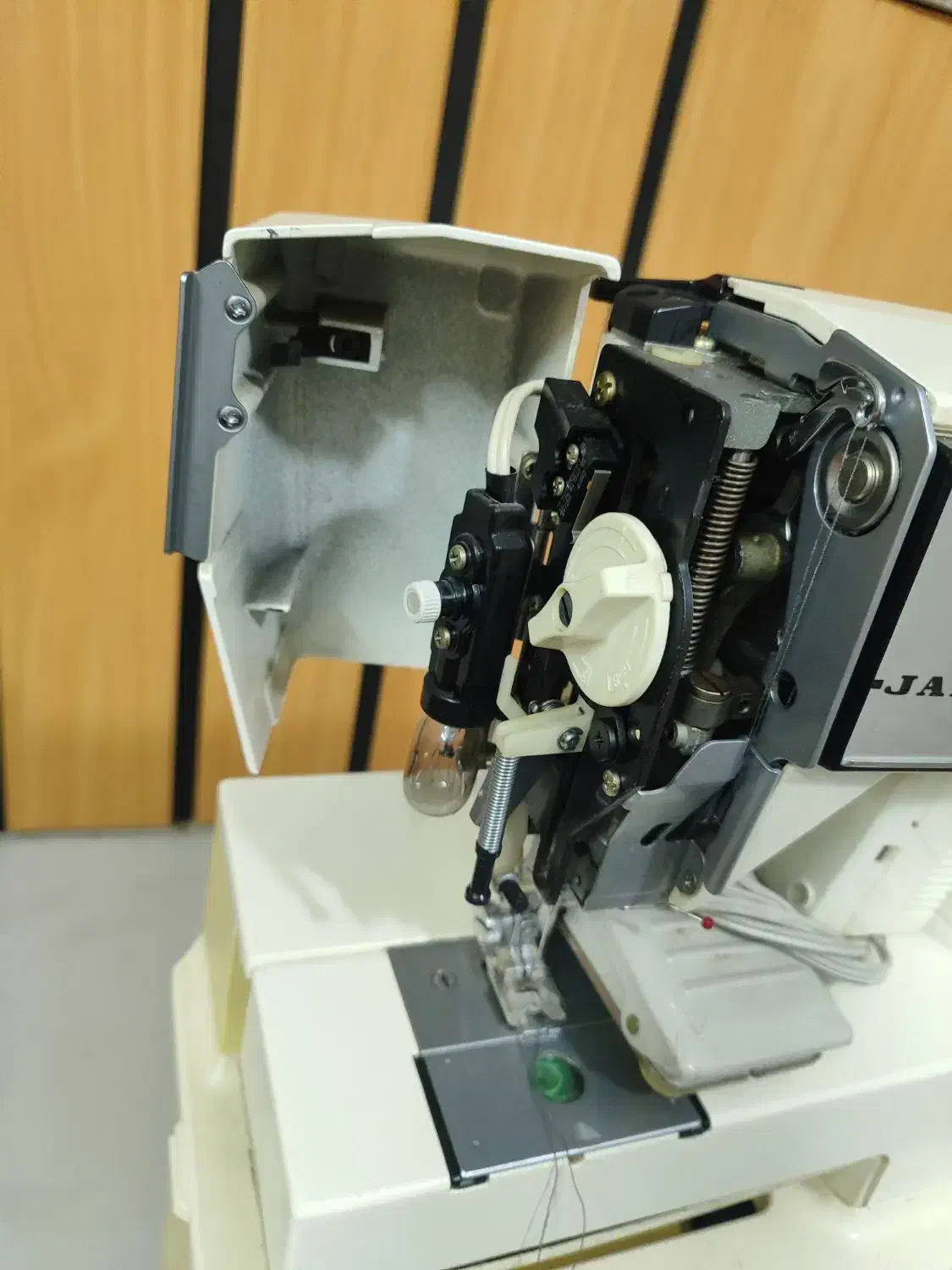 چرخ خیاطی ژانومه|چرخ خیاطی و ریسندگی|صدرا-فارس, فاز ۲|دیوار