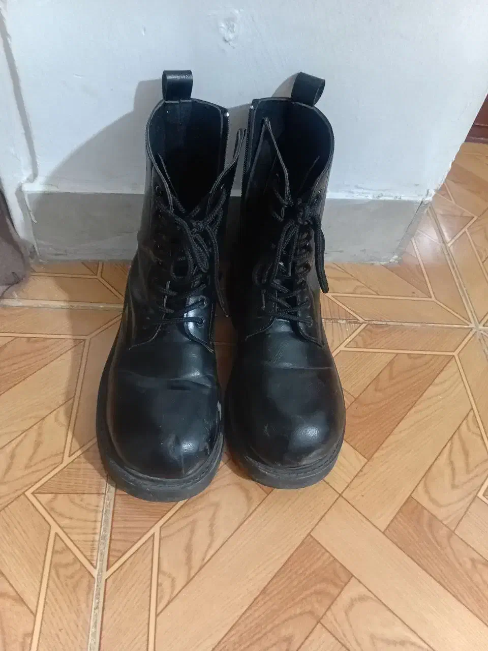 پوتین در حد نو|کیف، کفش، کمربند|آبیک, |دیوار