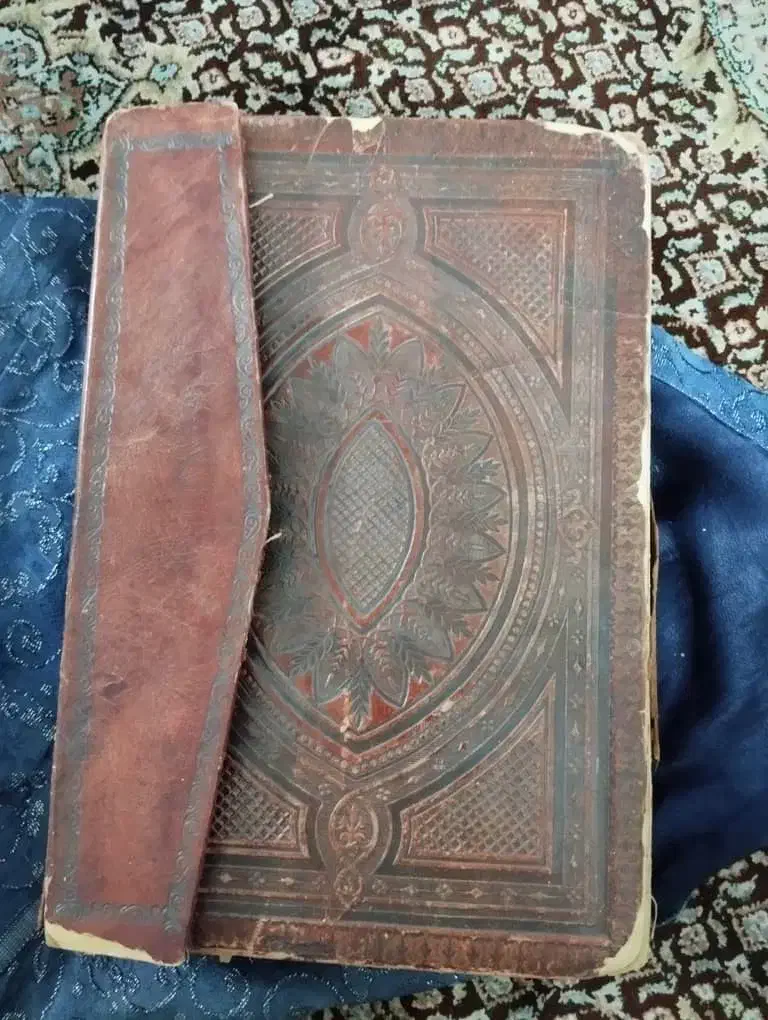 قرآن چاپ سنگی قدیمی با جلد چرمی قاجاری|کلکسیون اشیاء عتیقه|تهران, تهرانسر شرقی|دیوار
