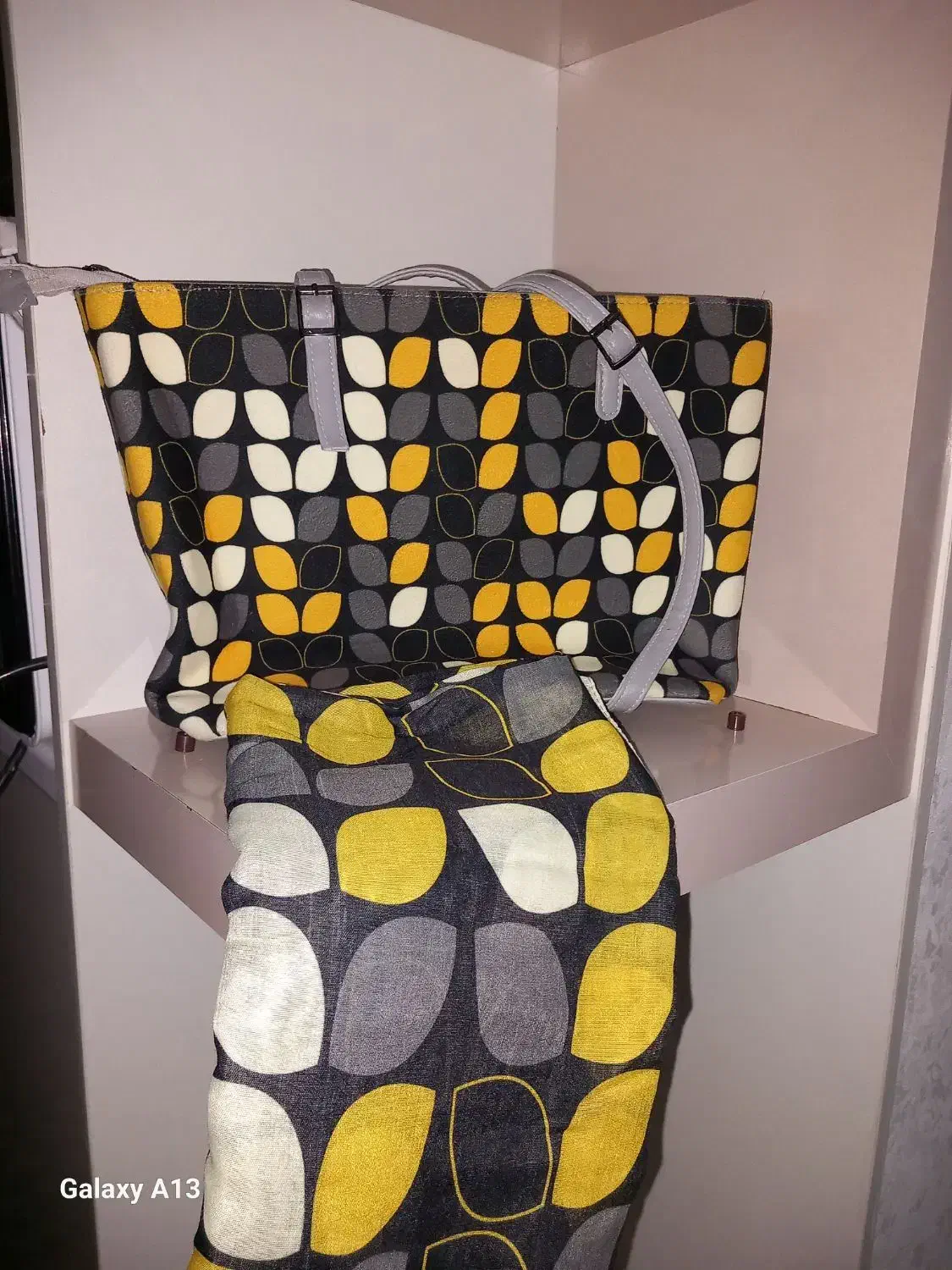 کیف و روسری|کیف، کفش، کمربند|مرند, |دیوار