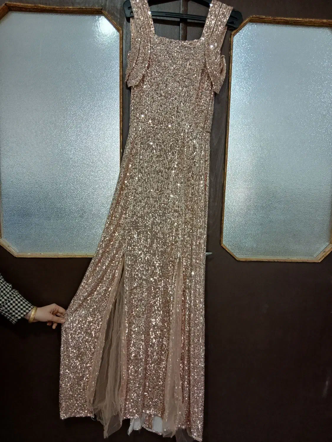 لباس مجلسی|لباس|اقبالیه, |دیوار