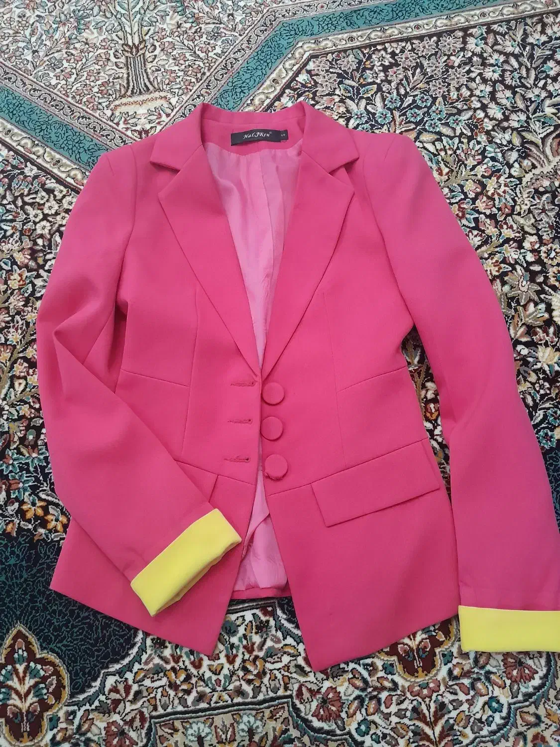 کت مجلسی|لباس|رباط‌کریم, الارد|دیوار