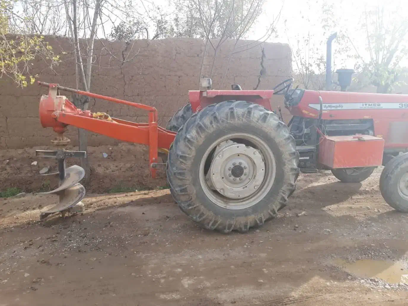 چاله کن گودبردار درخت پشت تراکتوری|خدمات باغبانی و درختکاری|خمینیشهر, |دیوار