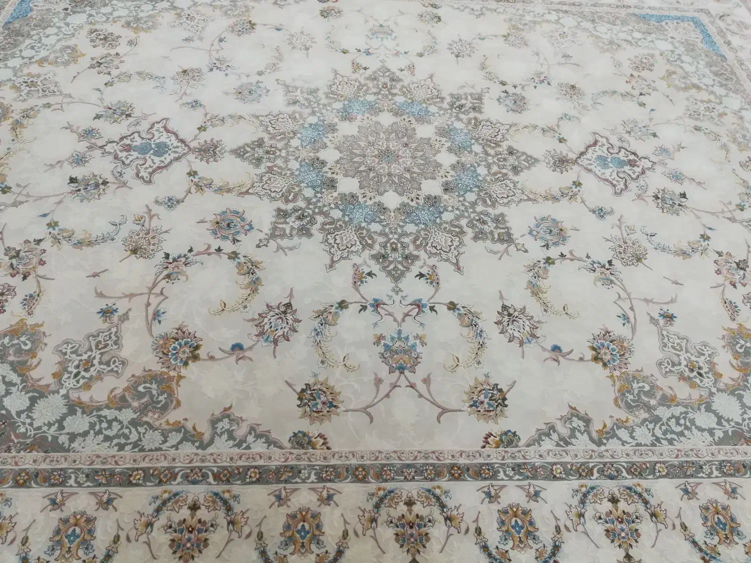 یک جفت فرش 3 در 4 ابریشم 1200 شانه کرم آقاقیا|فرش|مهاباد (آذربایجان غربی), |دیوار