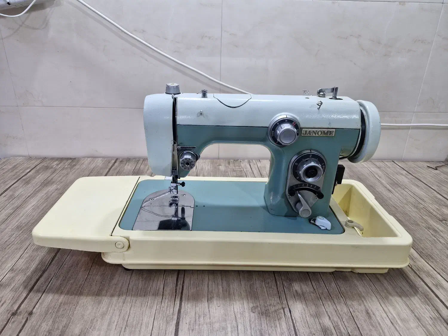 چرخ خیاطی وسردوز|چرخ خیاطی و ریسندگی|املش, |دیوار