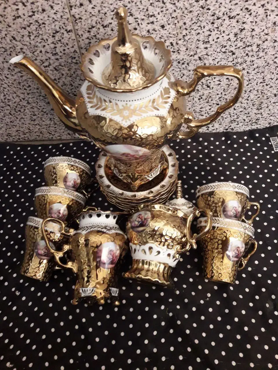 سرویس صبحانه خوری طلایی|ظروف سرو و پذیرایی|ورزنه, |دیوار