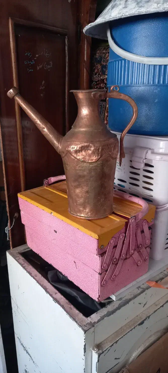 افتابه مسی قدیمی|کلکسیون اشیاء عتیقه|قم, نخودی|دیوار