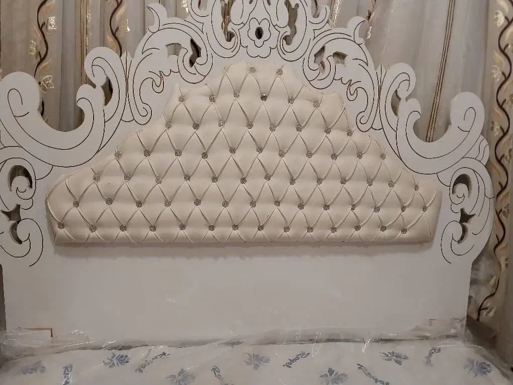 تخت خواب و تشک رویال و میز عسلی در حد نو|تخت و سرویس خواب|پیر بکران, |دیوار