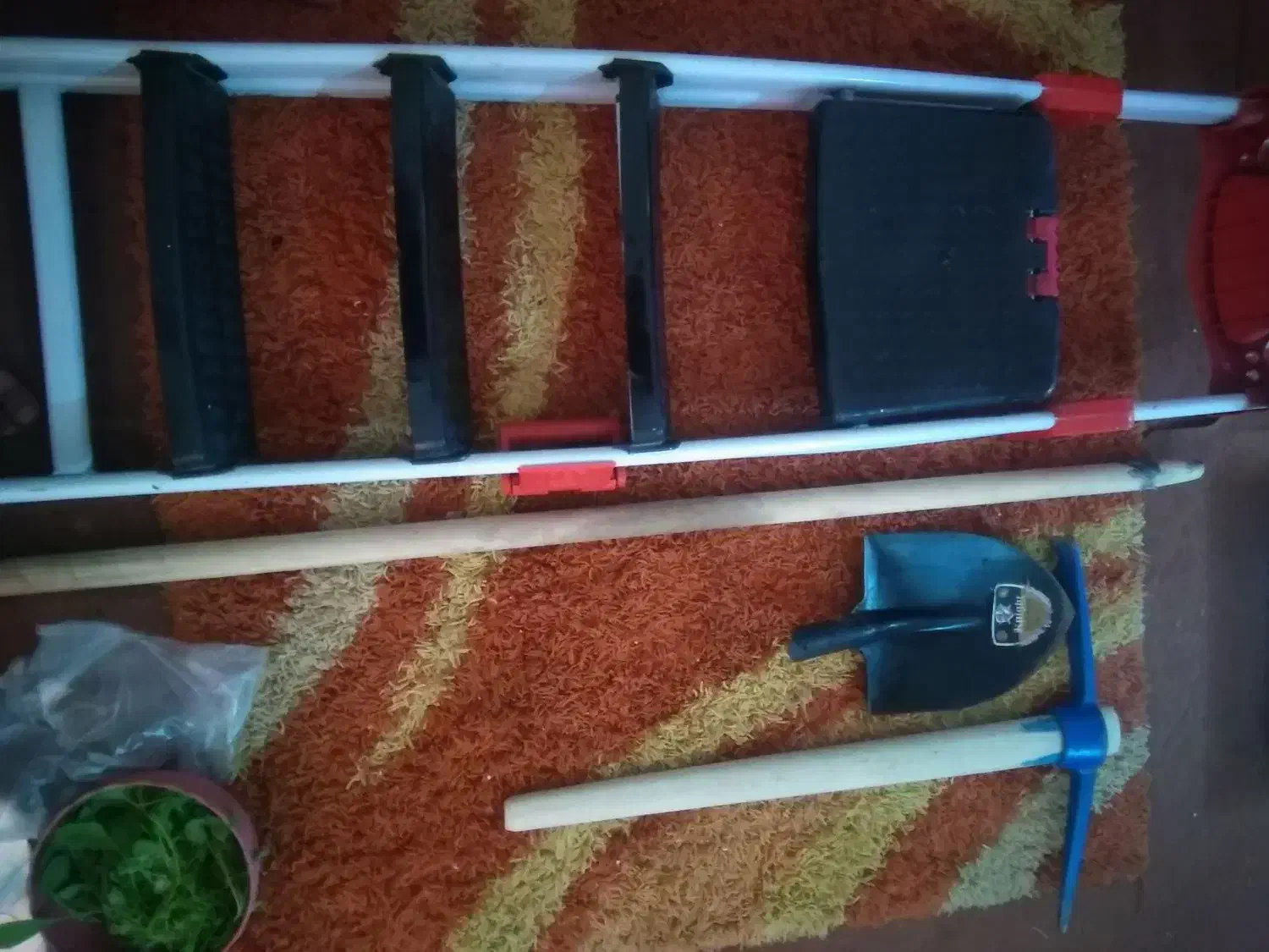 یه عدد کلنگ و پله و بیل نو نو|ابزارآلات|چغادک, |دیوار