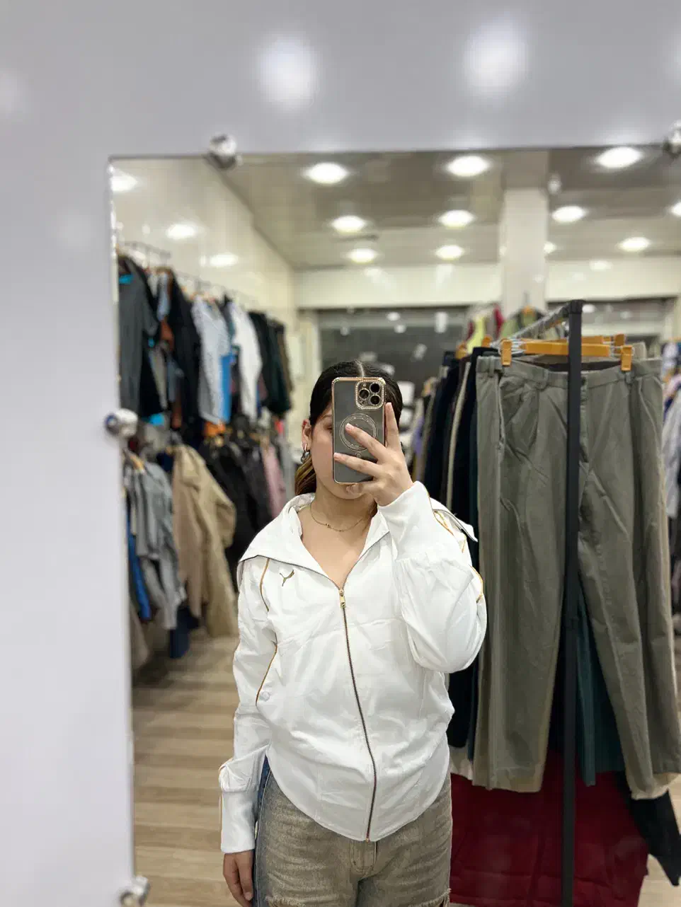 چندفروشنده خانم برای کاردر فروشگاه پوشاکی|استخدام خدمات فروشگاه و رستوران|بندر گناوه, |دیوار