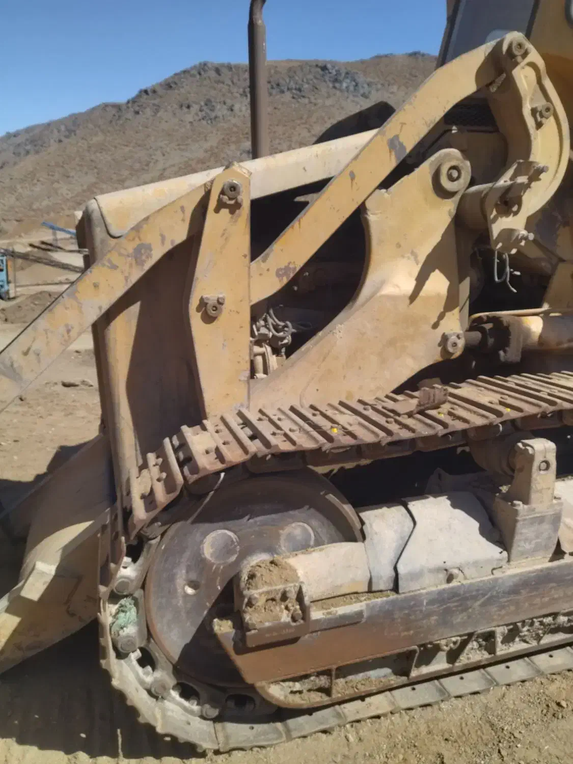 لودر زنجیری کوماتسو 60اجرای پروژه های عمرانی|خدمات پیشه و مهارت|تربت‌حیدریه, کاشانی|دیوار