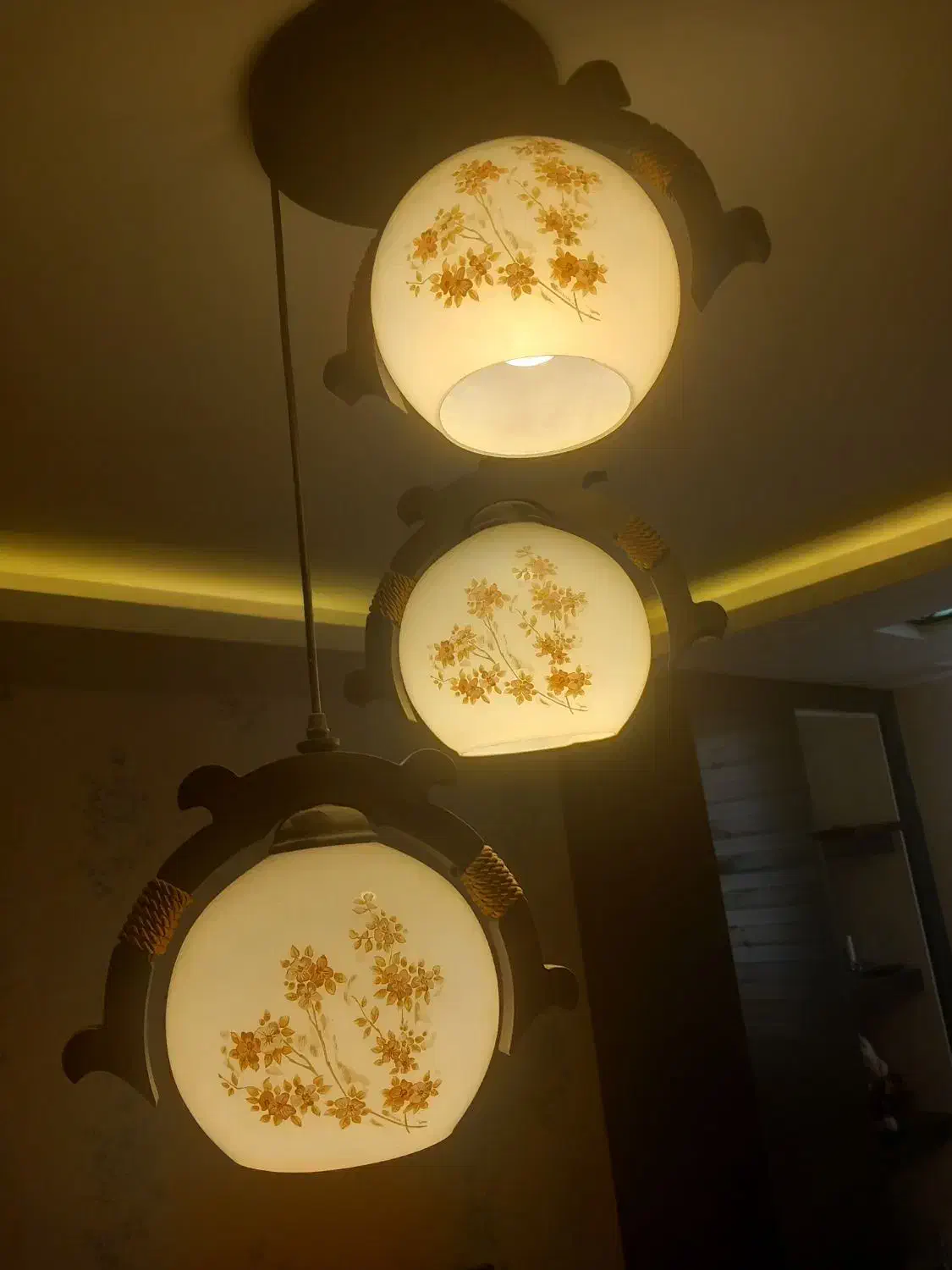 لوستر آویز سه حباب|لوستر و چراغ آویز|اصفهان, باغ فدک|دیوار