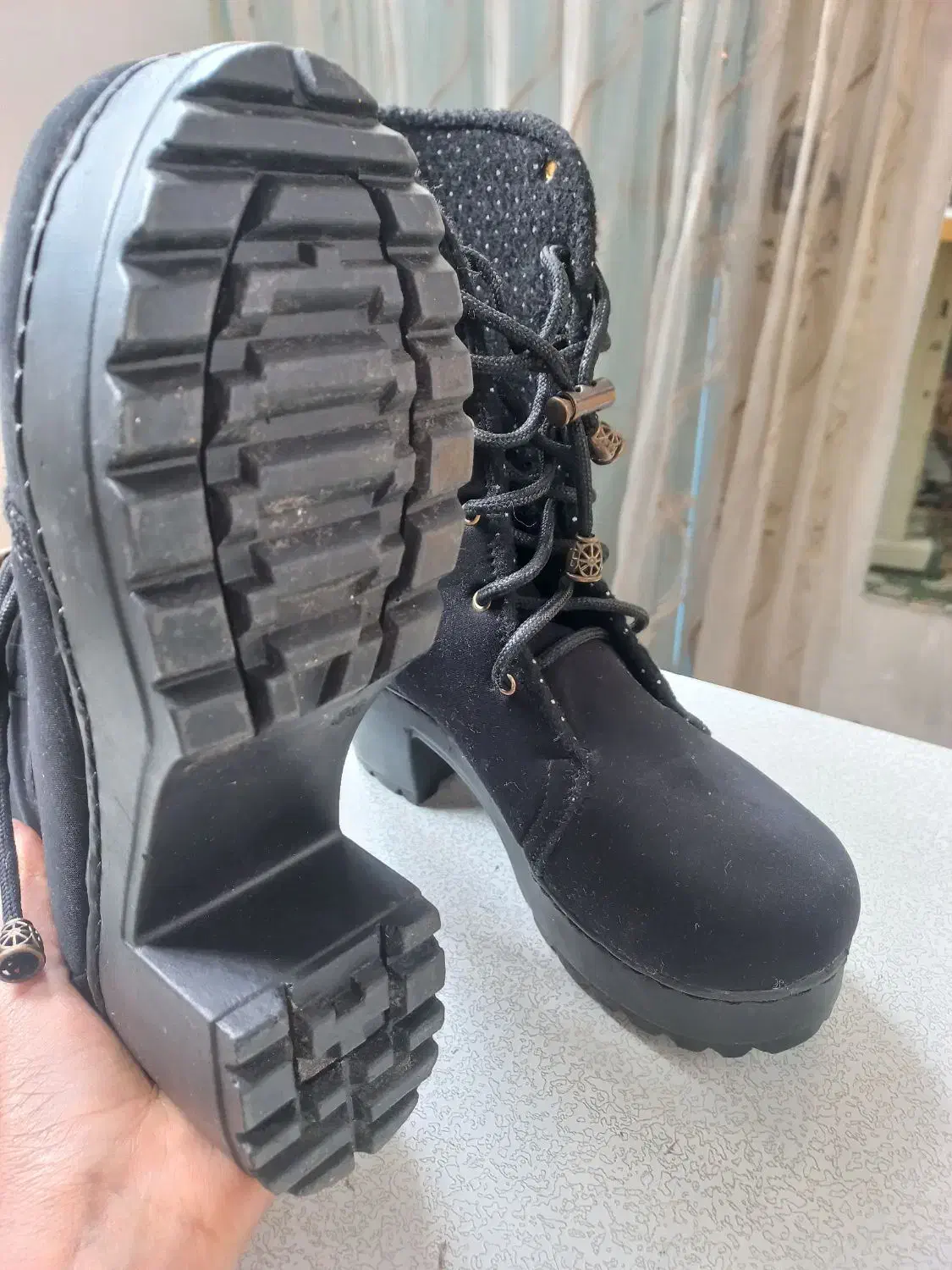 بوت|کیف، کفش، کمربند|پیشوا, |دیوار