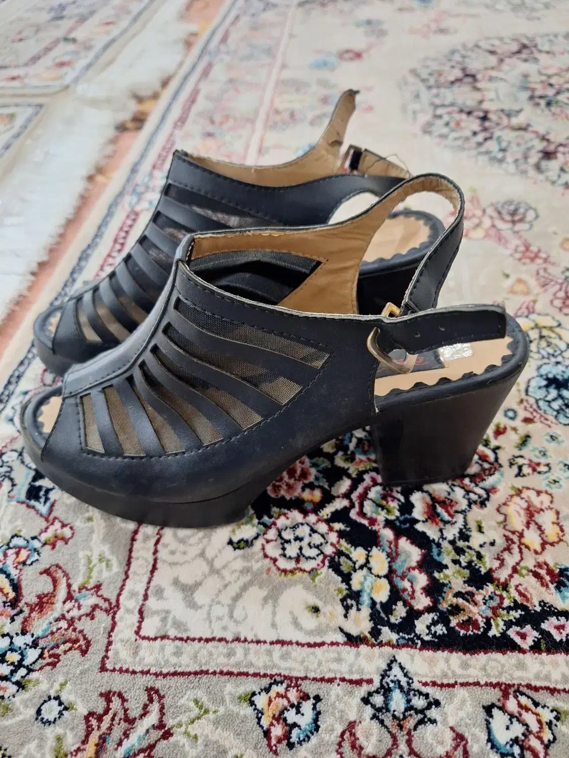 کفش|کیف، کفش، کمربند|مسجد سلیمان, |دیوار