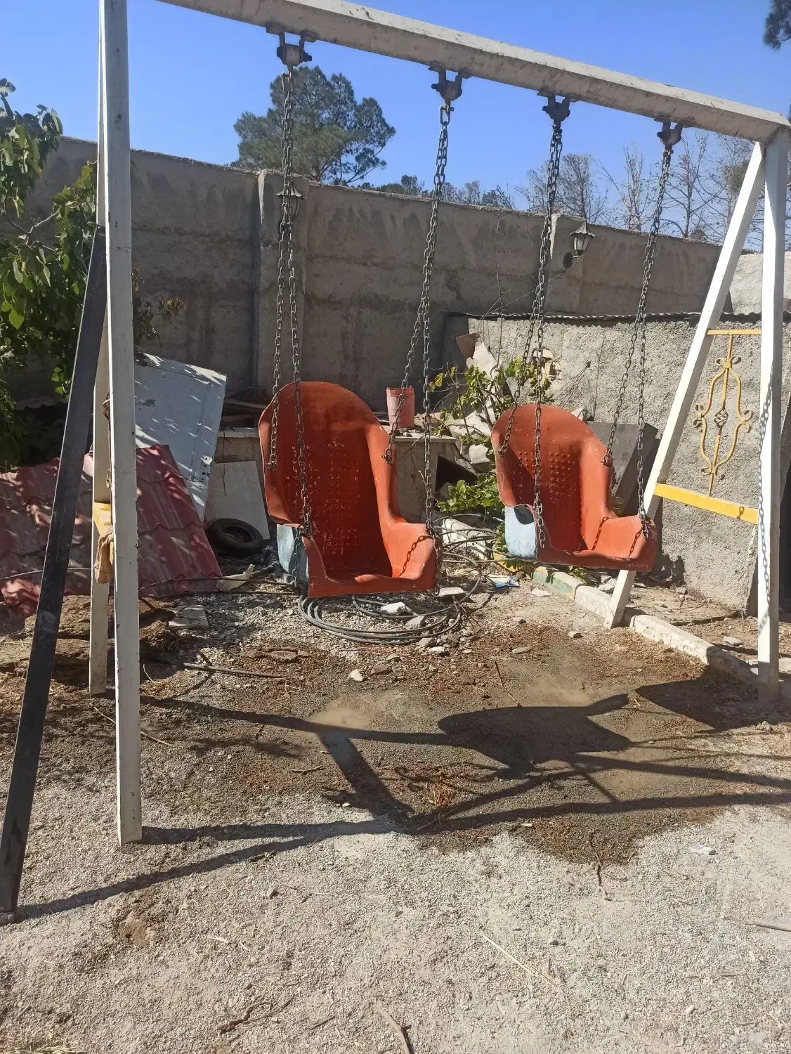 پنج نیم متر نرده یک عدد تاب بازی زیر قیمت توافقی|اسباببازی|ماهدشت, |دیوار