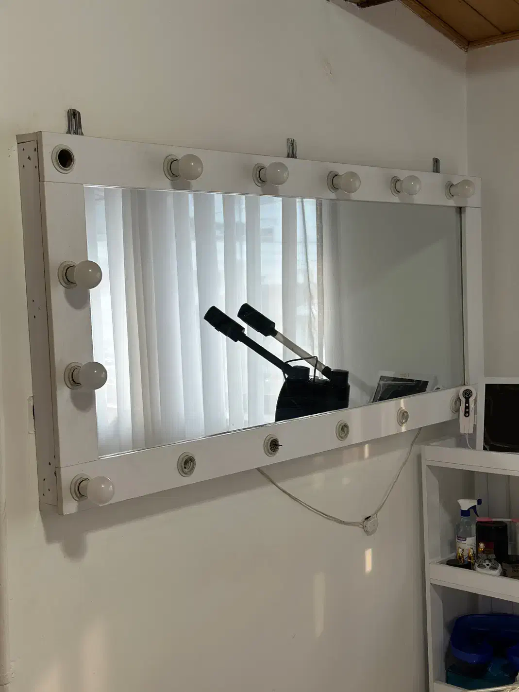 آینه|آرایشگاه و سالن‌های زیبایی|نور, |دیوار