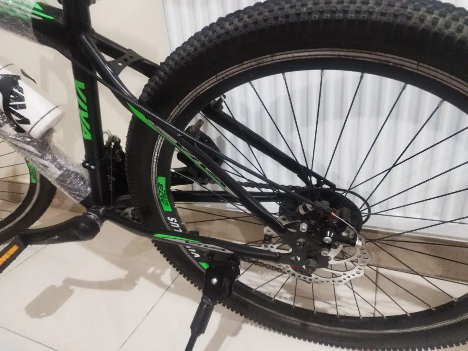 دوچرخه|دوچرخه، اسکیت، اسکوتر|قدس, شهر‌قدس|دیوار