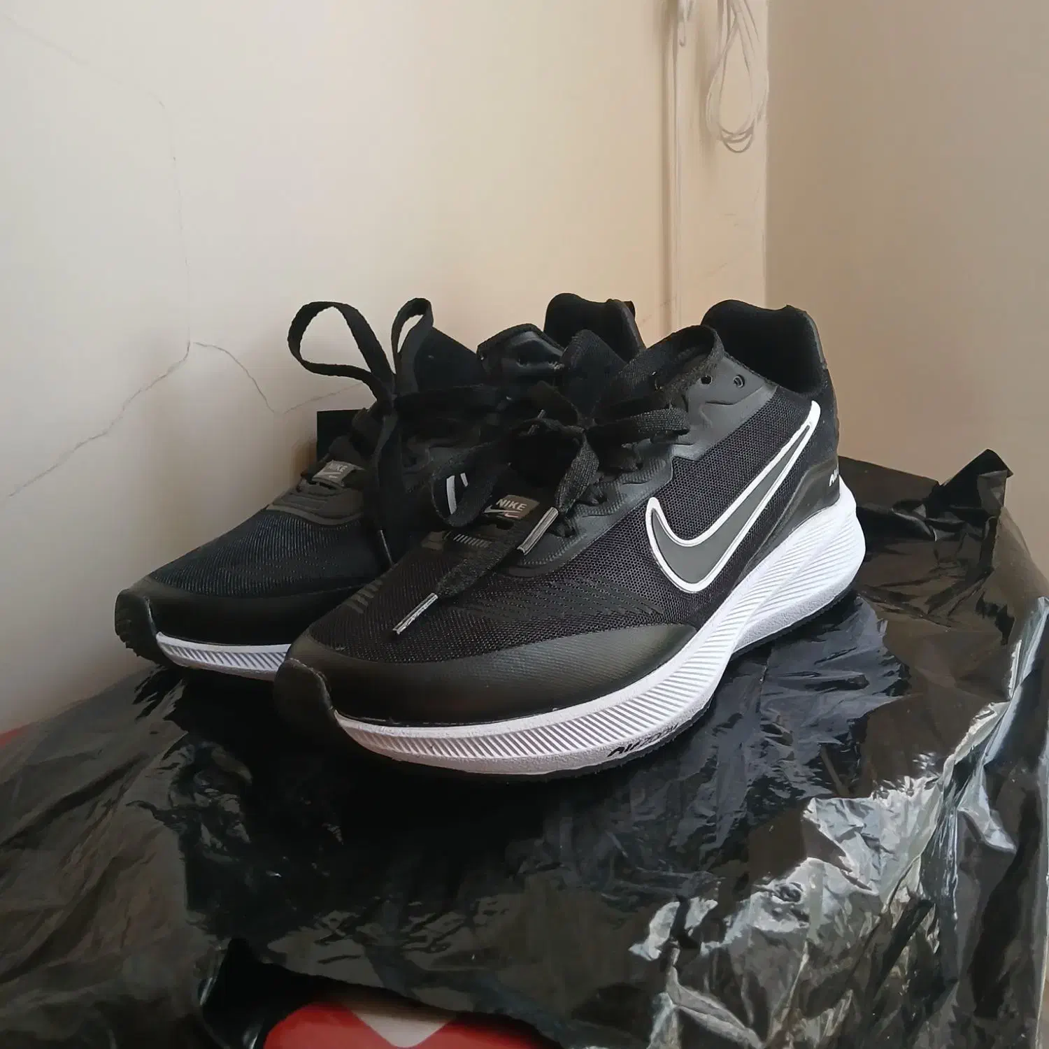 کتونی نایک / ویتنام|کیف، کفش، کمربند|قم, کیوانفر|دیوار