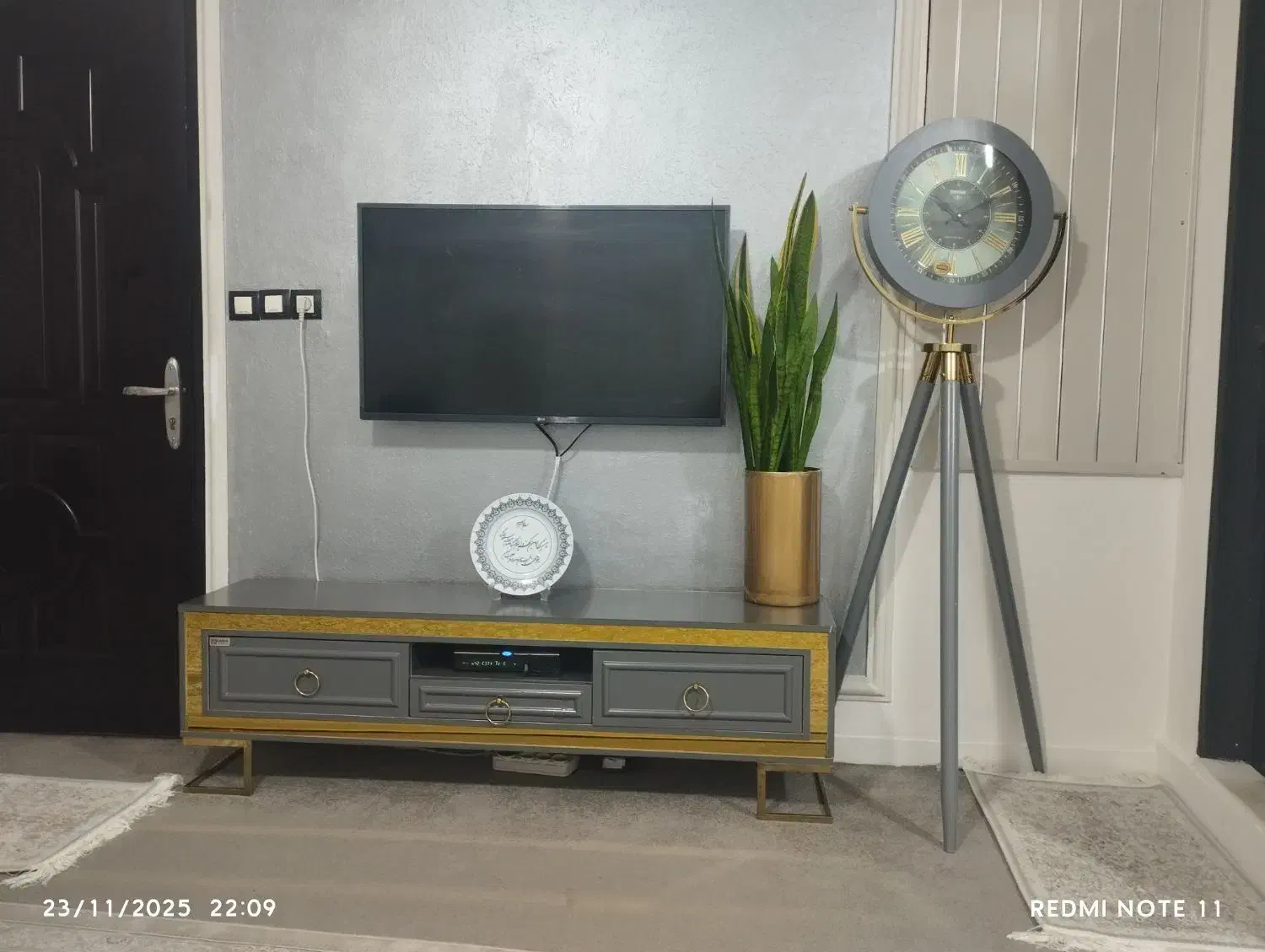 ست میز تلویزیون و ساعت ایستاده در حد نو|ساعت دیواری و تزئینی|رشت, حافظ آباد|دیوار