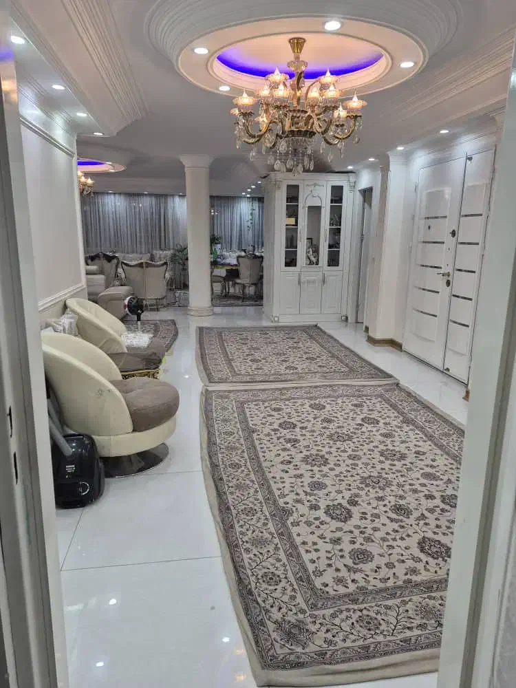 ۱۶۲ متر ۳ خواب / طبقه ۴ / فول /  رو بروی پارک لاله