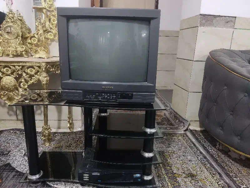 تلویزیون رنگی قدیمی.|تلویزیون و پروژکتور|کرمان, |دیوار