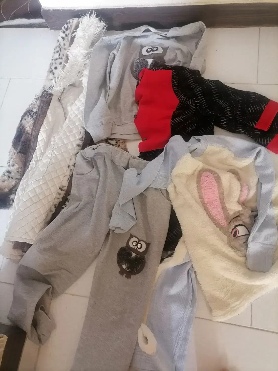 تعدادی لباس تمیز و سالم|لباس|ساری, |دیوار