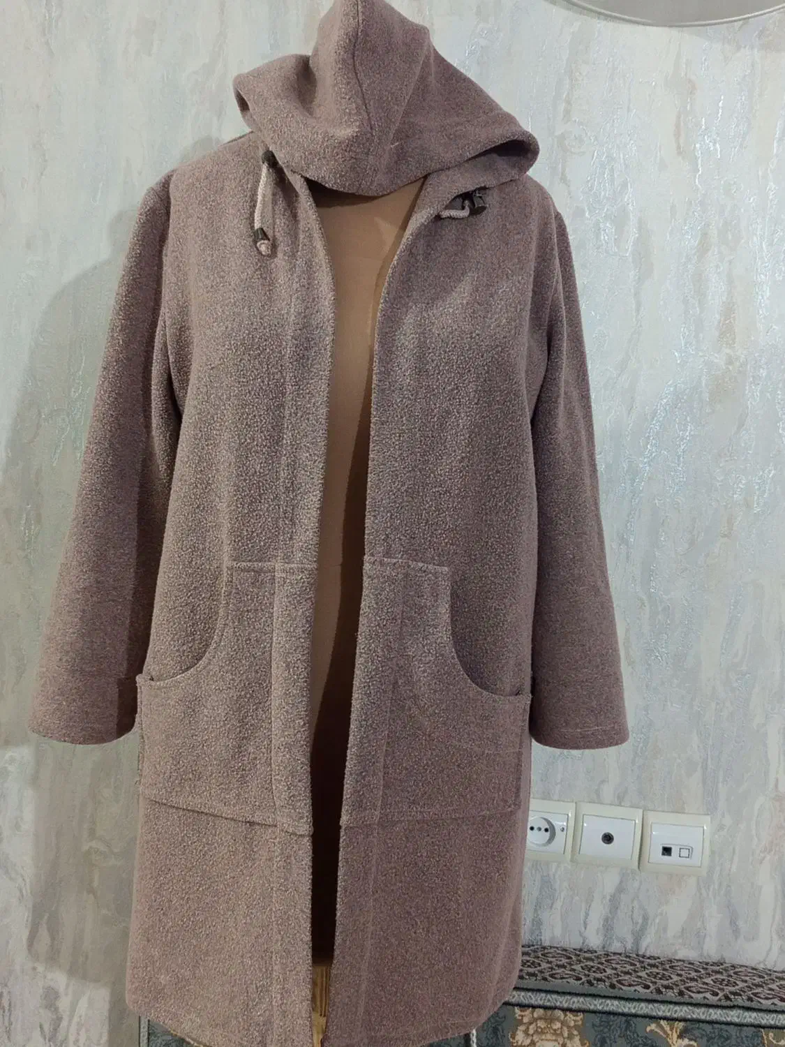 پالتو پشمی|لباس|کبودرآهنگ, |دیوار