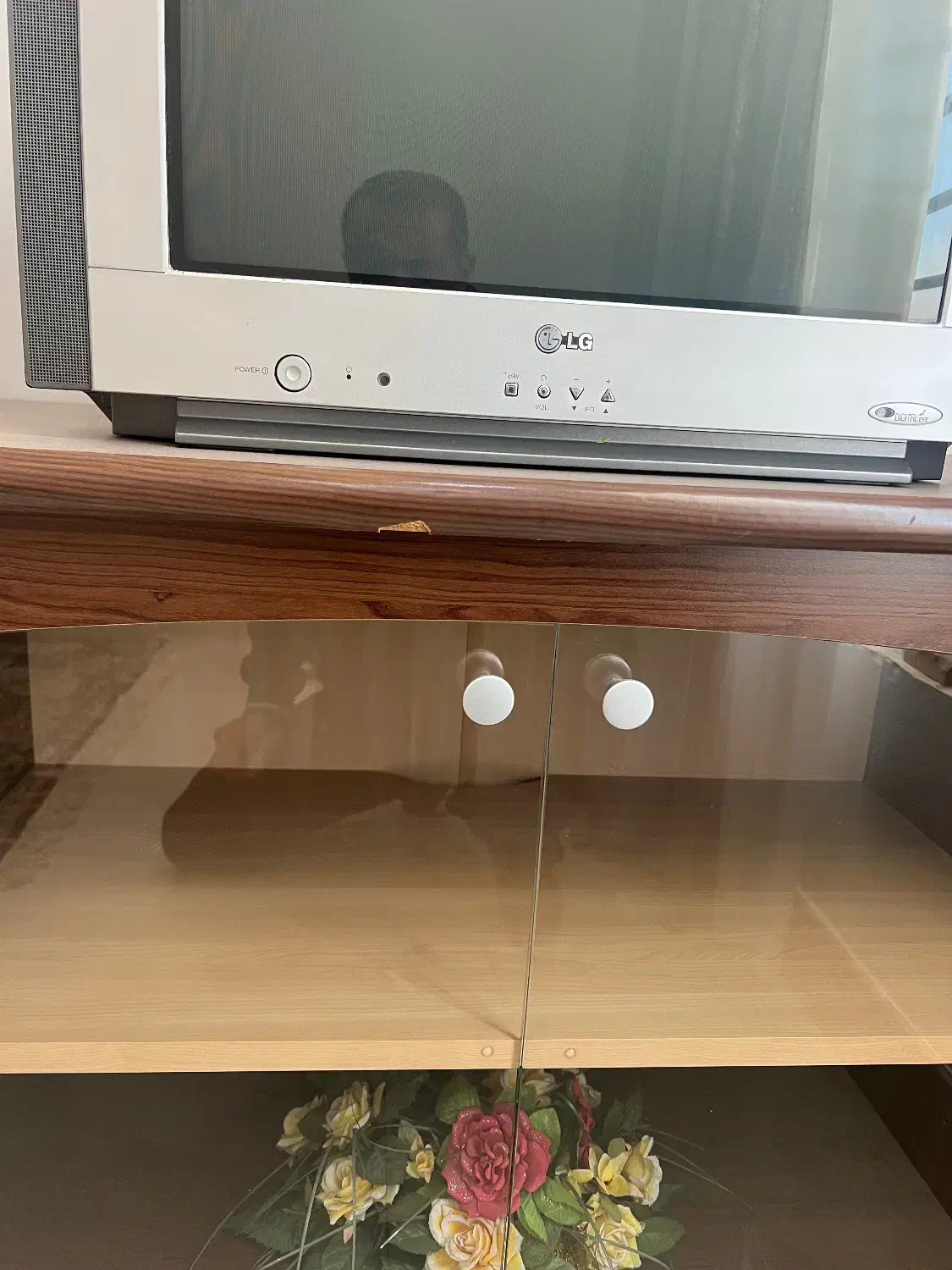 تلویزیون ۲۱ اینچ ال جی با میز تلویزیون|تلویزیون و پروژکتور|ارومیه, |دیوار