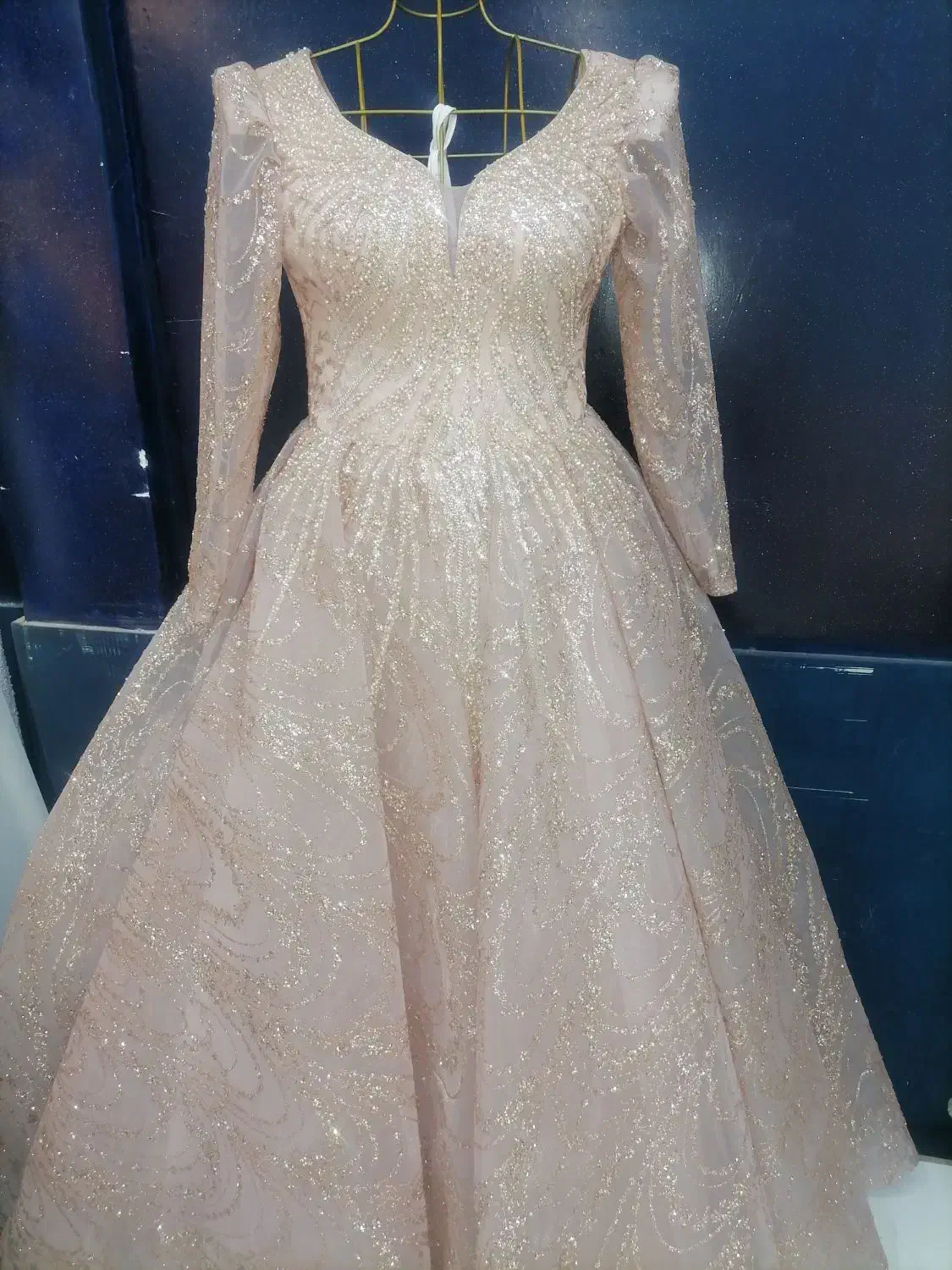 لباس عروس (مجلسی)|لباس|قائن, |دیوار