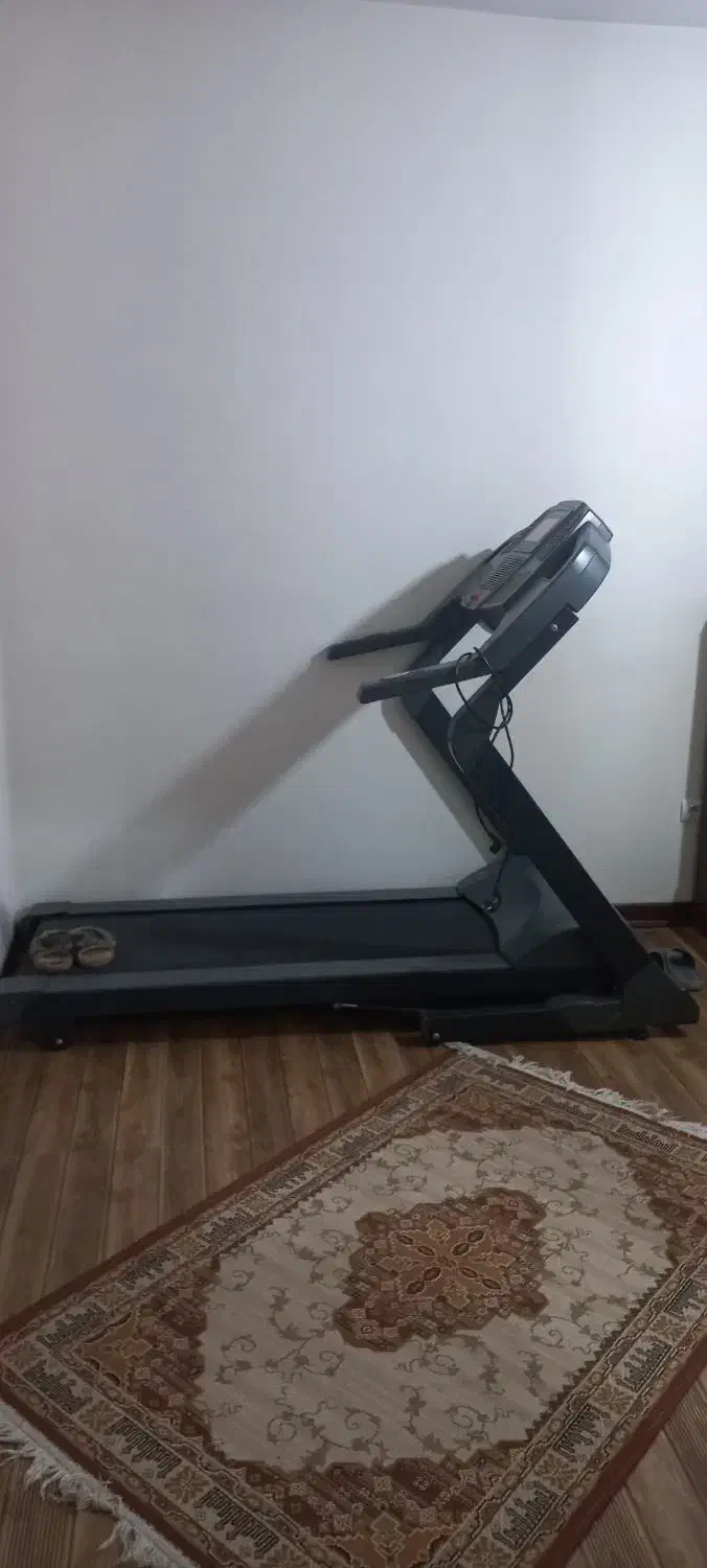 یک دستگاه تردمیل|تجهیزات ورزشی|گرمدره, |دیوار