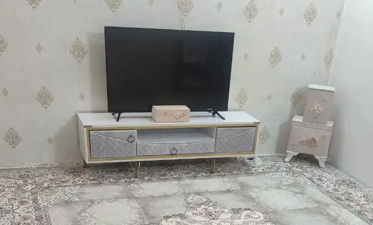 تلویزیون جی پلاس هوشمند همراه با میز تلویزیون|تلویزیون و پروژکتور|مشهد, خواجه ربیع|دیوار