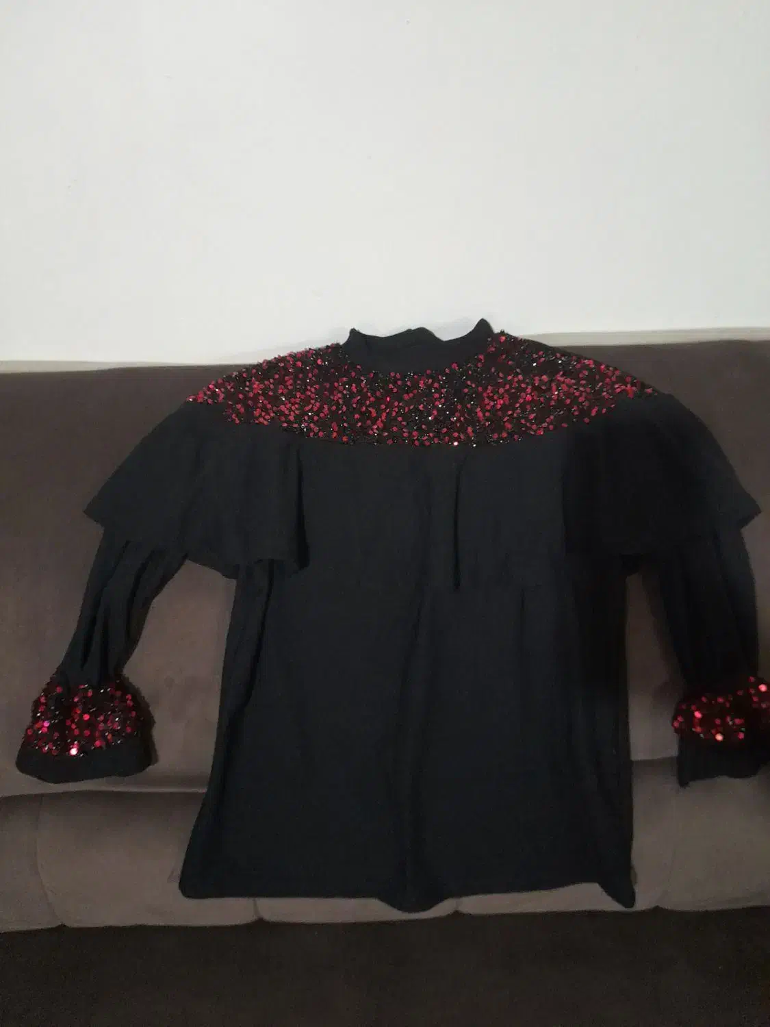 چند عدد لباس نو|لباس|رشت, دیانتی|دیوار